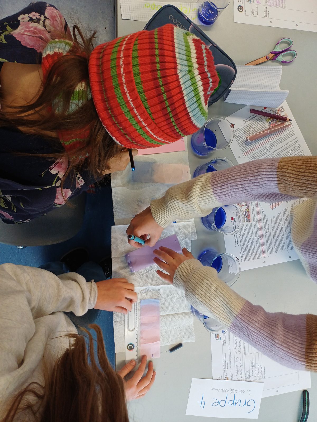 Schülerinnen und Schüler beim Experimentieren