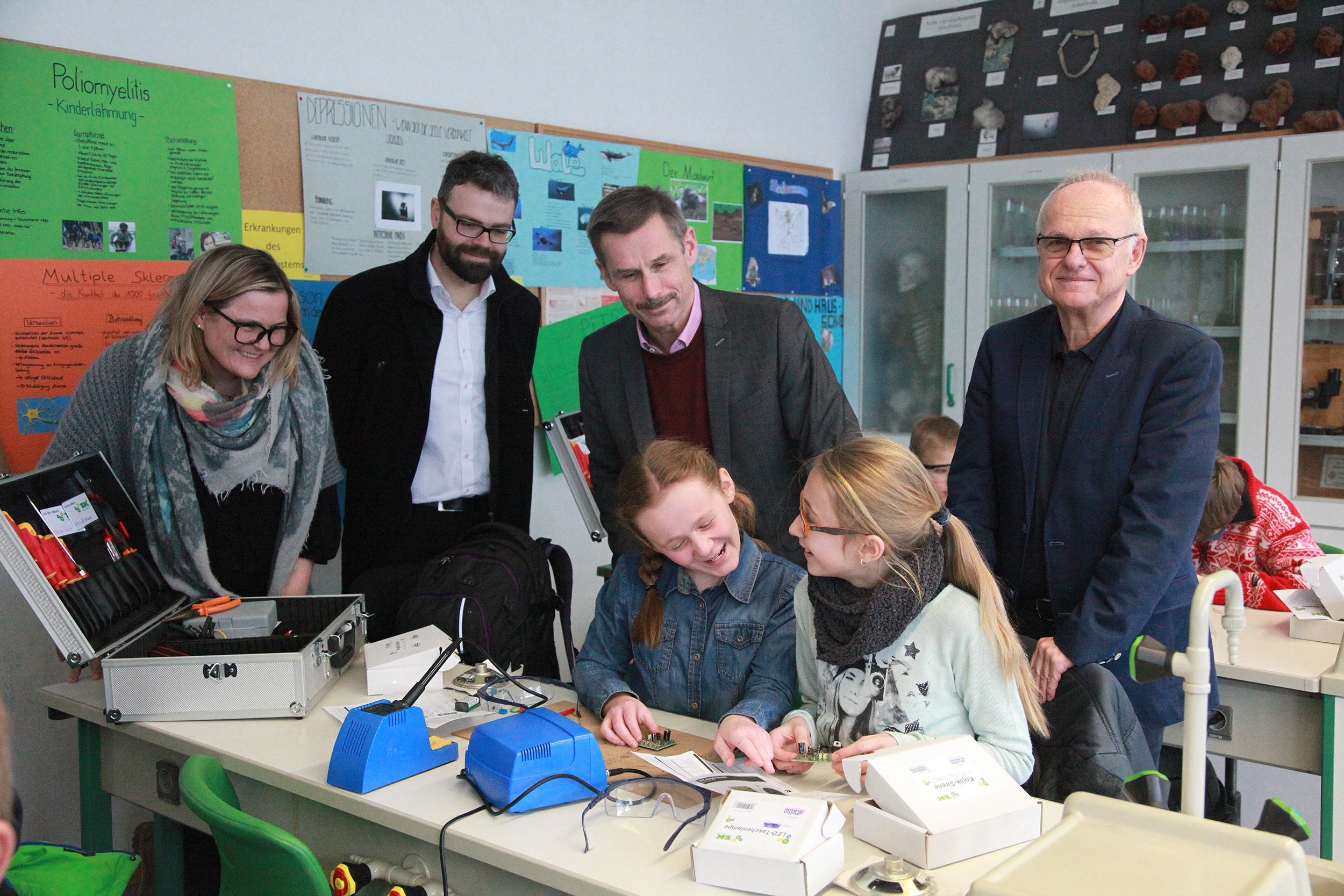 Besucher beobachten Schülerinnen und Schüler beim SET-Kurs